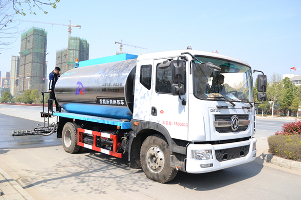 維護(hù)和維修油罐專用車(chē)